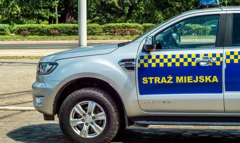**Disparue à 15 ans, elle était enfermée chez ses parents depuis 27 ans : le mystère Mirella bouleverse la Pologne 1 **Disparue à 15 ans, elle était enfermée chez ses parents depuis 27 ans : le mystère Mirella bouleverse la Pologne Capture decran 19 10 2025 14051 www.closermag.fr e1760852729524 **Disparue à 15 ans, elle était enfermée chez ses parents depuis 27 ans : le mystère Mirella bouleverse la Pologne