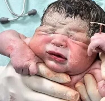 Brésil : un bébé naît en tenant le stérilet censé l’empêcher de venir au monde 2 Brésil : un bébé naît en tenant le stérilet censé l’empêcher de venir au monde Capture decran 19 10 2025 17141 www.demotivateur.fr Brésil : un bébé naît en tenant le stérilet censé l’empêcher de venir au monde
