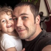 Capture decran 29 10 2025 17558 www.demotivateur.fr 1 un père drogue son bébé pour pouvoir « passer du bon temps » avec sa femme