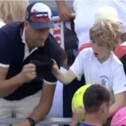 Capture decran 30 10 2025 0438 www.demotivateur.fr un millionnaire vole une casquette offerte à un enfant et choque le monde avec sa justification