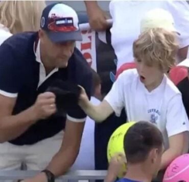 un millionnaire vole une casquette offerte à un enfant et choque le monde avec sa justification 4 un millionnaire vole une casquette offerte à un enfant et choque le monde avec sa justification Capture decran 30 10 2025 0438 www.demotivateur.fr un millionnaire vole une casquette offerte à un enfant et choque le monde avec sa justification