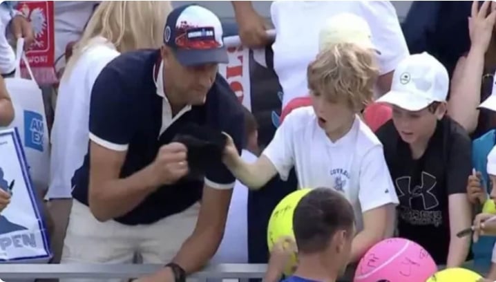 Capture decran 30 10 2025 0438 www.demotivateur.fr un millionnaire vole une casquette offerte à un enfant et choque le monde avec sa justification