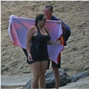 Pierce Brosnan défend son épouse Keeley Shaye Smith : une histoire d’amour qui résiste au temps et aux critiques 4 Pierce Brosnan défend son épouse Keeley Shaye Smith : une histoire d’amour qui résiste au temps et aux critiques Capture decran 31 10 2025 184626 www.astucesantemag.com Pierce Brosnan défend son épouse Keeley Shaye Smith : une histoire d’amour qui résiste au temps et aux critiques