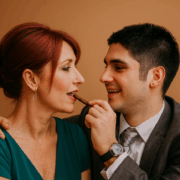 femmeageee e1761753973342 Pourquoi les hommes sont-ils de plus en plus attirés par les femmes plus âgées ?