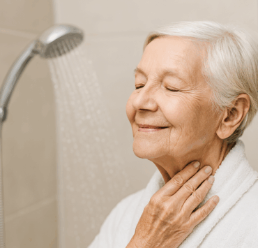 femmeddd e1761662371345 Faut-il encore se laver tous les jours après 65 ans ? La réponse risque de vous étonner