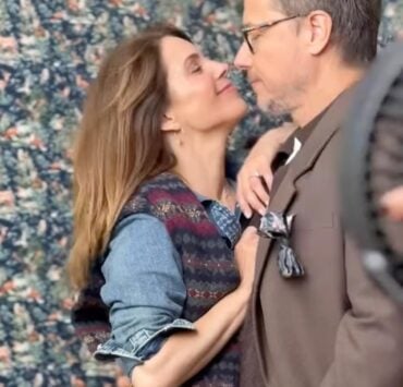 431dea56 cb71 4dd4 b3a7 14876cd8247f 1200x1703 1 Stéphane Rousseau dévoile une vidéo complice et touchante pour Noeudvembre