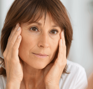 60ansm Maquillage après 60 ans : l’experte beauté révèle le produit qui vieillit le plus le visage