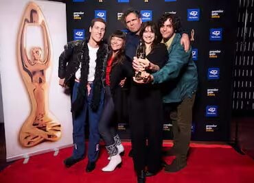Lou-Adriane Cassidy dévoile un moment complice au tapis rouge 2 Lou-Adriane Cassidy dévoile un moment complice au tapis rouge Bon Enfantf2acd729 2eaa 4dd8 8287 f591038a9e4b ORIGINAL Lou-Adriane Cassidy dévoile un moment complice au tapis rouge
