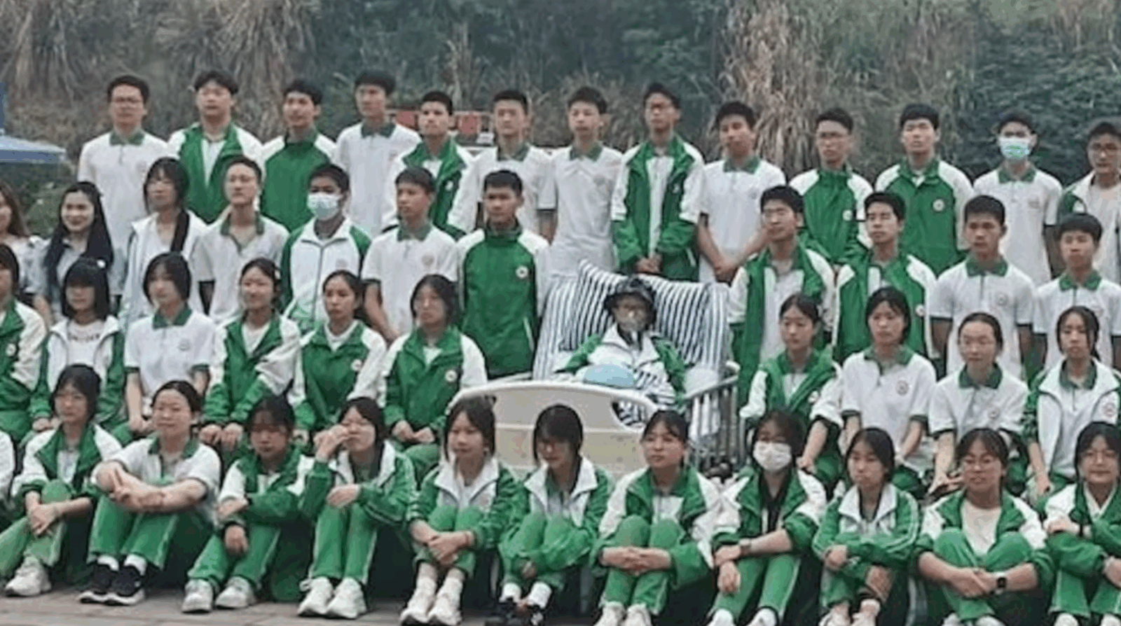 Des collégiens marchent 2 km pour dire adieu à leur camarade mourant : il décède le lendemain 1 Des collégiens marchent 2 km pour dire adieu à leur camarade mourant : il décède le lendemain Capture decran 2025 11 01 051128 Des collégiens marchent 2 km pour dire adieu à leur camarade mourant : il décède le lendemain