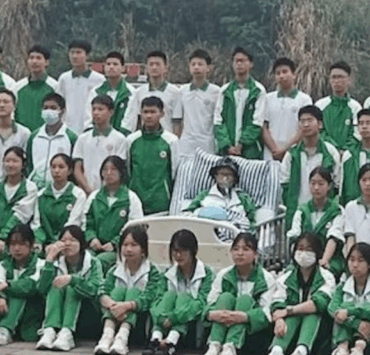 Des collégiens marchent 2 km pour dire adieu à leur camarade mourant : il décède le lendemain 2 Des collégiens marchent 2 km pour dire adieu à leur camarade mourant : il décède le lendemain Capture decran 2025 11 01 051128 Des collégiens marchent 2 km pour dire adieu à leur camarade mourant : il décède le lendemain