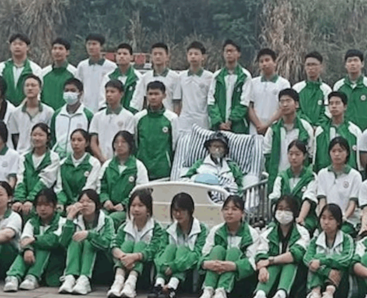 Capture decran 2025 11 01 051128 Des coll&eacute;giens marchent 2 km pour dire adieu &agrave; leur camarade mourant : il d&eacute;c&egrave;de le lendemain