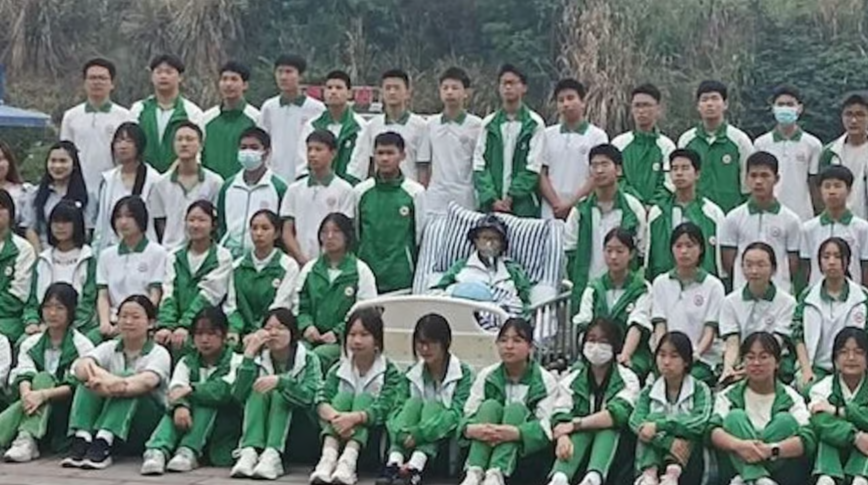 Des collégiens marchent 2 km pour dire adieu à leur camarade mourant : il décède le lendemain 2 Des collégiens marchent 2 km pour dire adieu à leur camarade mourant : il décède le lendemain Capture decran 2025 11 01 051128 Des collégiens marchent 2 km pour dire adieu à leur camarade mourant : il décède le lendemain