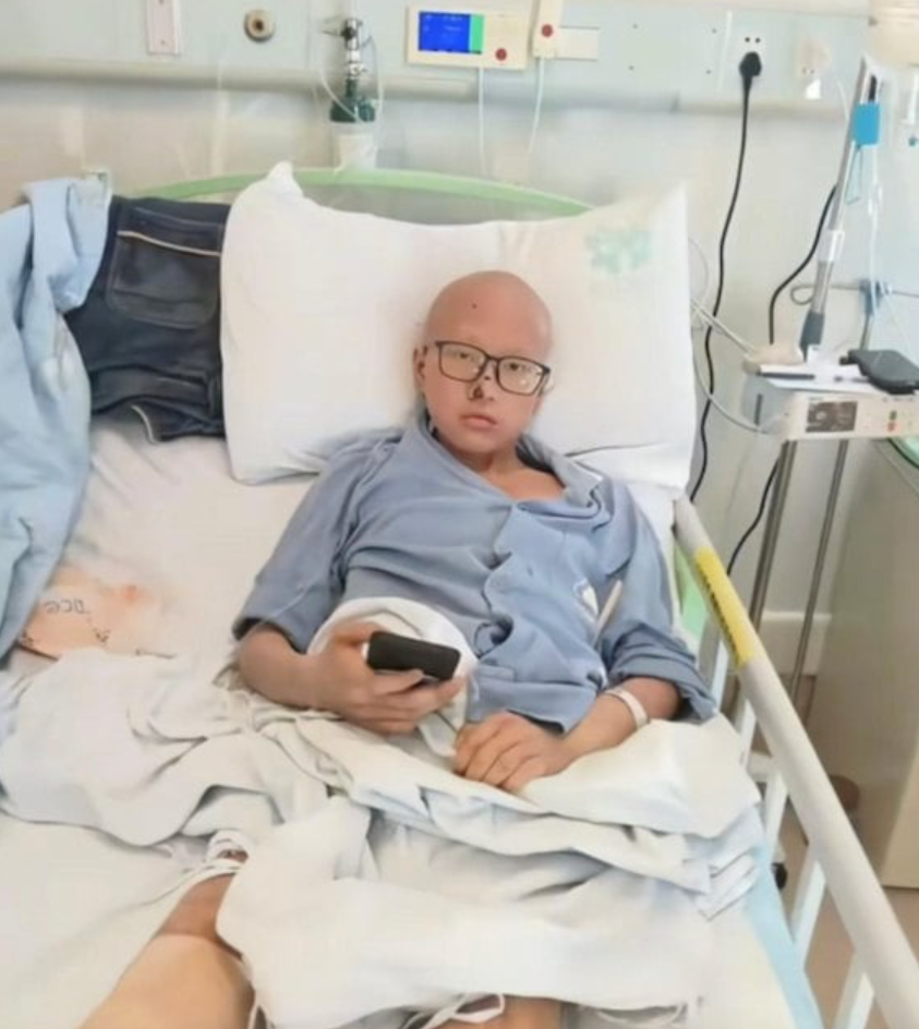 Des collégiens marchent 2 km pour dire adieu à leur camarade mourant : il décède le lendemain 3 Des collégiens marchent 2 km pour dire adieu à leur camarade mourant : il décède le lendemain Capture decran 2025 11 01 051156 Des collégiens marchent 2 km pour dire adieu à leur camarade mourant : il décède le lendemain