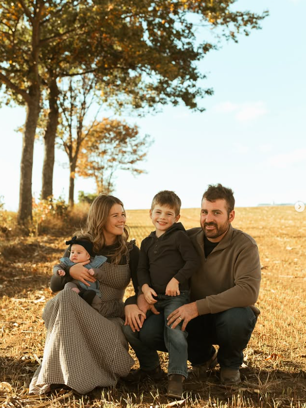 Une nouvelle venue dans la famille d’un couple adoré de L’amour est dans le pré ! 2 Une nouvelle venue dans la famille d’un couple adoré de L’amour est dans le pré ! Capture decran 2025 11 04 102908 Une nouvelle venue dans la famille d’un couple adoré de L’amour est dans le pré !