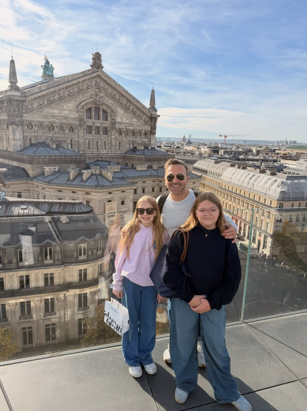 Joël Legendre publie des clichés adorables avec ses filles dans les rues de Paris 2 Joël Legendre publie des clichés adorables avec ses filles dans les rues de Paris Capture decran 2025 11 05 094522 Joël Legendre publie des clichés adorables avec ses filles dans les rues de Paris