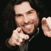 Capture decran 2025 11 10 192150 e1762820662397 Les rumeurs de couple s’intensifient pour François Babin et cette chanteuse populaire