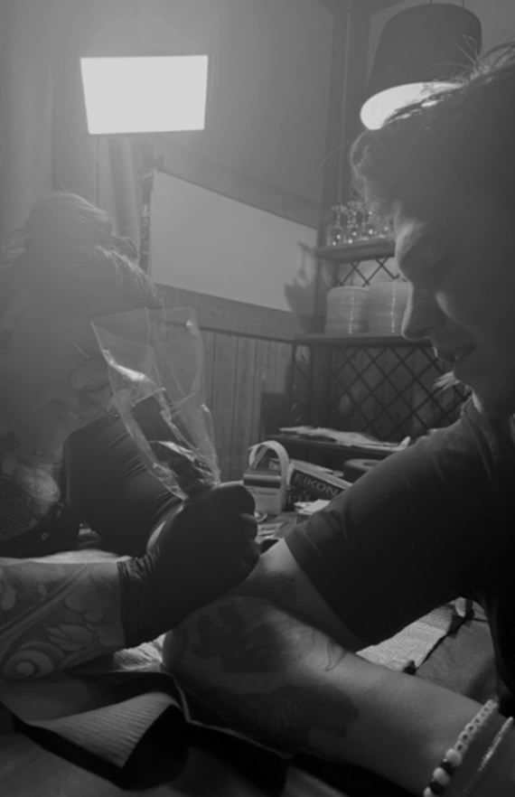 Ludovick Bourgeois dévoile son nouveau tatouage… assorti avec sa blonde ! 3 Ludovick Bourgeois dévoile son nouveau tatouage… assorti avec sa blonde ! Capture decran 2025 11 10 200020 Ludovick Bourgeois dévoile son nouveau tatouage… assorti avec sa blonde !