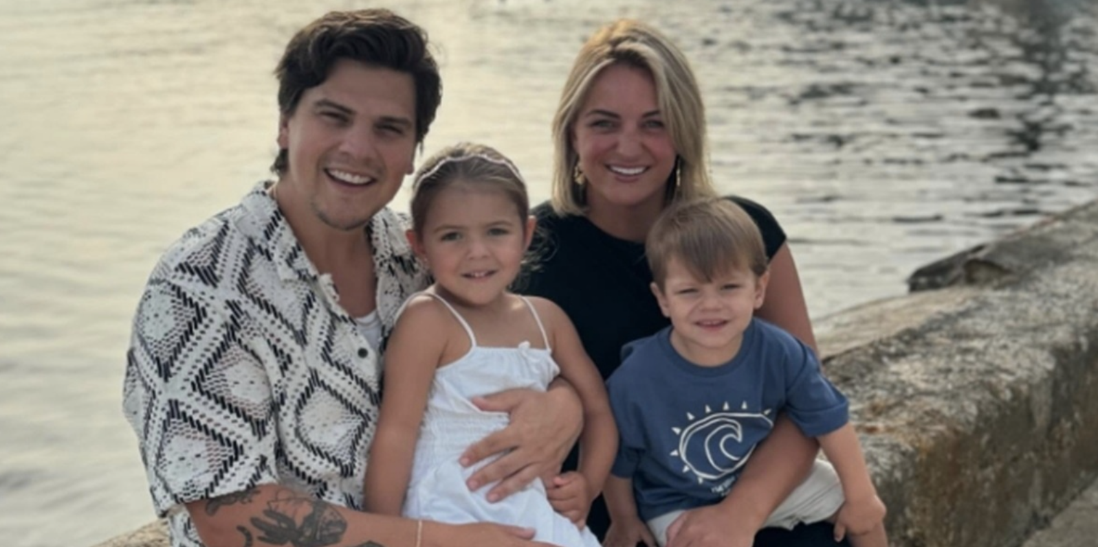 Ludovick Bourgeois dévoile son nouveau tatouage… assorti avec sa blonde ! 1 Ludovick Bourgeois dévoile son nouveau tatouage… assorti avec sa blonde ! Capture decran 2025 11 10 200310 Ludovick Bourgeois dévoile son nouveau tatouage… assorti avec sa blonde !