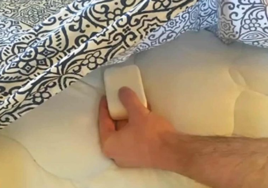 Mettez une barre de savon sous vos draps : l’astuce étonnante qui soulage les crampes et le syndrome des jambes sans repos 1 Mettez une barre de savon sous vos draps : l’astuce étonnante qui soulage les crampes et le syndrome des jambes sans repos Capture decran 2025 11 12 211433 Mettez une barre de savon sous vos draps : l’astuce étonnante qui soulage les crampes et le syndrome des jambes sans repos