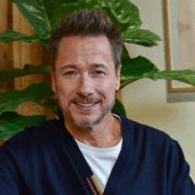 Capture decran 2025 11 13 103347 Stéphane Rousseau se confie : l’humour, son arme secrète pour traverser les épreuves