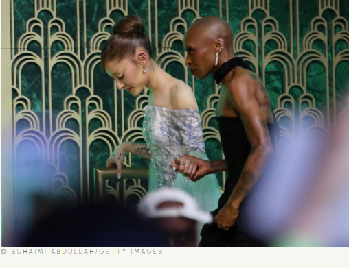 Ariana Grande attaquée sur le tapis rouge : Cynthia Erivo lui sauve la vie devant les caméras 2 Ariana Grande attaquée sur le tapis rouge : Cynthia Erivo lui sauve la vie devant les caméras Capture decran 2025 11 14 114308 Ariana Grande attaquée sur le tapis rouge : Cynthia Erivo lui sauve la vie devant les caméras