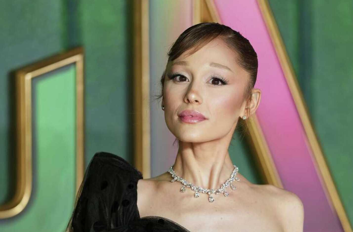 Ariana Grande attaquée sur le tapis rouge : Cynthia Erivo lui sauve la vie devant les caméras 1 Ariana Grande attaquée sur le tapis rouge : Cynthia Erivo lui sauve la vie devant les caméras Capture decran 2025 11 14 114441 Ariana Grande attaquée sur le tapis rouge : Cynthia Erivo lui sauve la vie devant les caméras