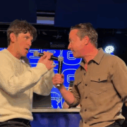 Capture decran 2025 11 14 155606 Sébastien Delorme et Mario Tessier se livrent à un faux combat sous hypnose – une scène hilarante qui fait exploser le web