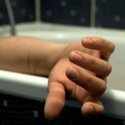 Capture decran 2025 11 14 164420 Tragédie : un adolescent de 16 ans meurt électrocuté en utilisant son téléphone dans le bain