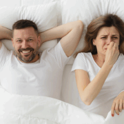 Capture decran 2025 11 14 165517 Péter devant son partenaire : geste honteux ou preuve d’un amour solide ? Voici ce que ça révèle vraiment sur votre couple