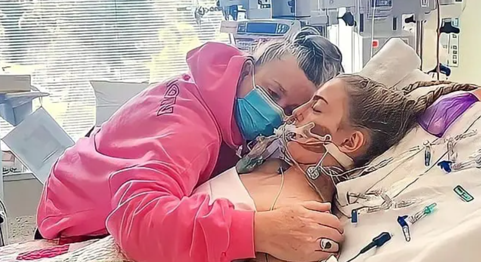 Le cœur brisé, des parents acceptent l’impensable : débrancher leur fille de 13 ans après une soirée pyjama tragique 2 Le cœur brisé, des parents acceptent l’impensable : débrancher leur fille de 13 ans après une soirée pyjama tragique Capture decran 2025 11 16 184359 Le cœur brisé, des parents acceptent l’impensable : débrancher leur fille de 13 ans après une soirée pyjama tragique