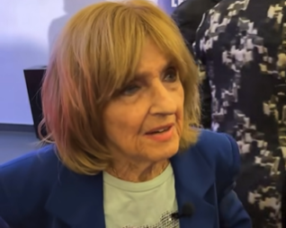 Dominique Michel met fin aux rumeurs sur sa présence au Bye Bye 2 Dominique Michel met fin aux rumeurs sur sa présence au Bye Bye Capture decran 2025 11 19 133644 Dominique Michel met fin aux rumeurs sur sa présence au Bye Bye