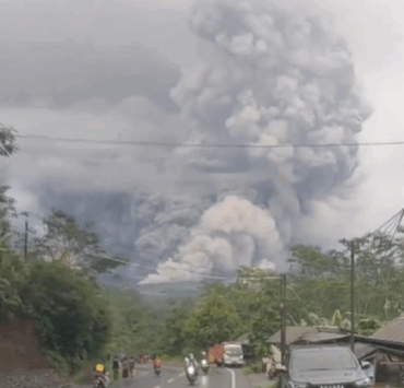 Capture decran 2025 11 20 125133 Une éruption majeure sème le chaos total : le volcan Semeru plonge Java dans l’urgence absolue