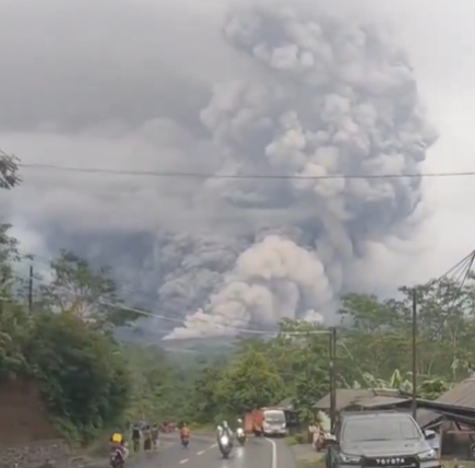 Une éruption majeure sème le chaos total : le volcan Semeru plonge Java dans l’urgence absolue 1 Une éruption majeure sème le chaos total : le volcan Semeru plonge Java dans l’urgence absolue Capture decran 2025 11 20 125133 Une éruption majeure sème le chaos total : le volcan Semeru plonge Java dans l’urgence absolue