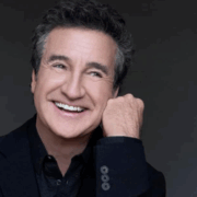 Capture decran 2025 11 20 192314 René Simard éblouit sur le tapis rouge… en charmante compagnie