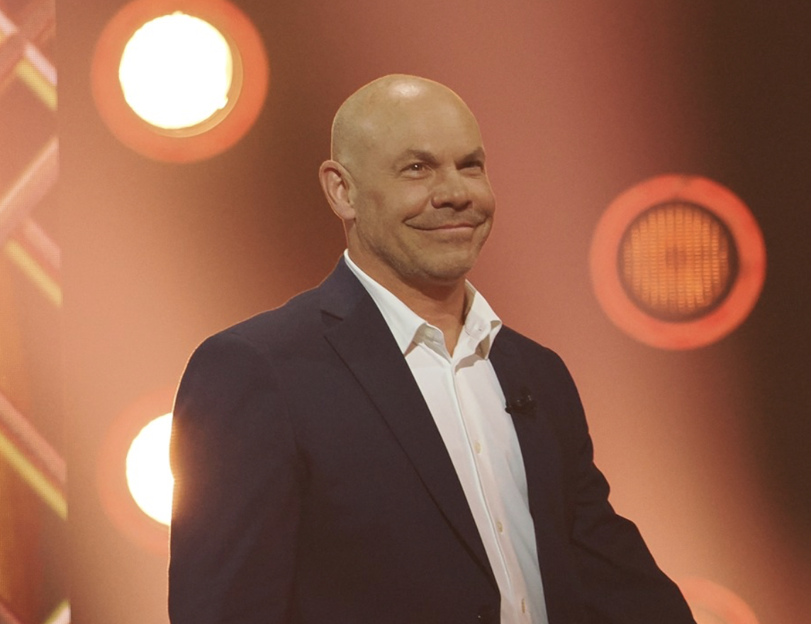 Maxim Martin célèbre à sa façon le départ de Valérie Plante… en sortant son sapin de Noël ! 1 Maxim Martin célèbre à sa façon le départ de Valérie Plante… en sortant son sapin de Noël ! Capture decran le 2025 11 04 a 08.47.36 e1762264136966 Maxim Martin célèbre à sa façon le départ de Valérie Plante… en sortant son sapin de Noël !