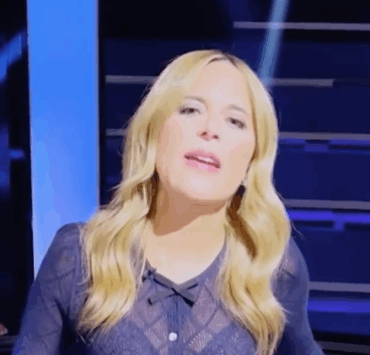 La chemise transparente de Julie Snyder attire l’attention lors de son émission télé 3 La chemise transparente de Julie Snyder attire l’attention lors de son émission télé Capture decran le 2025 11 20 a 07.47.58 e1763643209264 La chemise transparente de Julie Snyder attire l’attention lors de son émission télé