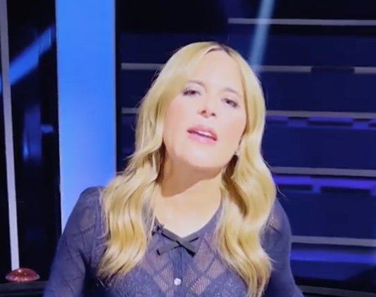 Capture decran le 2025 11 20 a 07.47.58 e1763643209264 La chemise transparente de Julie Snyder attire l’attentionlors de son émission télé