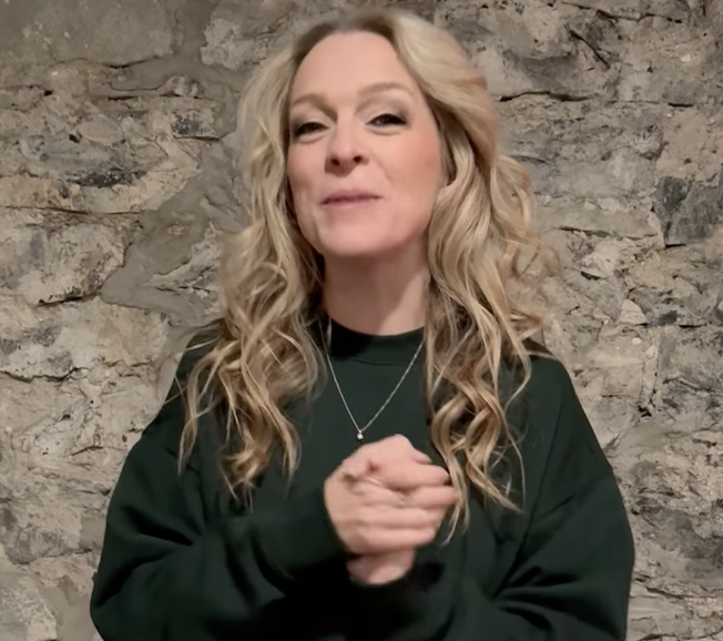 Capture decran le 2025 11 22 a 03.30.42 Décor à couper le souffle : Annie Villeneuve transforme sa maison pour les Fêtes