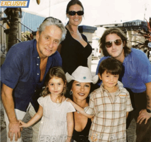 Les enfants de Zeta-Jones et Douglas font craquer tout Internet 4 Les enfants de Zeta-Jones et Douglas font craquer tout Internet Capture decran le 2025 11 22 a 15.46.13 Les enfants de Zeta-Jones et Douglas font craquer tout Internet