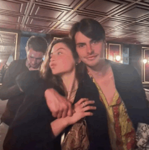 Les enfants de Zeta-Jones et Douglas font craquer tout Internet 3 Les enfants de Zeta-Jones et Douglas font craquer tout Internet Capture decran le 2025 11 22 a 15.46.44 Les enfants de Zeta-Jones et Douglas font craquer tout Internet