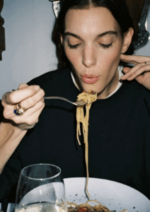 Capture decran le 2025 11 22 a 23.22.22 Charlotte Cardin s’évade à Venise : voici avec qui elle vit 24 h d’amour et de douceur