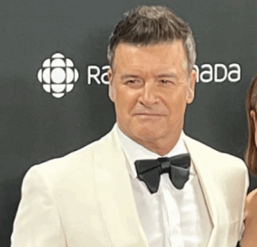 Capture decran le 2025 11 23 a 11.07.47 e1763914100467 Roch Voisine et son accompagnatrice enflamment le tapis rouge et attire de nombreux commentaires