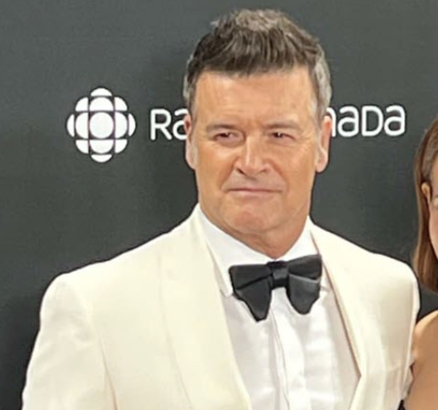 Roch Voisine et son accompagnatrice enflamment le tapis rouge et attire de nombreux commentaires 1 Roch Voisine et son accompagnatrice enflamment le tapis rouge et attire de nombreux commentaires Capture decran le 2025 11 23 a 11.07.47 e1763914100467 Roch Voisine et son accompagnatrice enflamment le tapis rouge et attire de nombreux commentaires