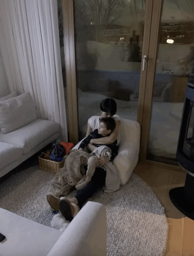 Capture decran le 2025 11 25 a 02.39.09 Un Regard Exclusif sur la Vie Priv&eacute;e de Julie Marcoux : 8 Photos Qui En Disent Long !