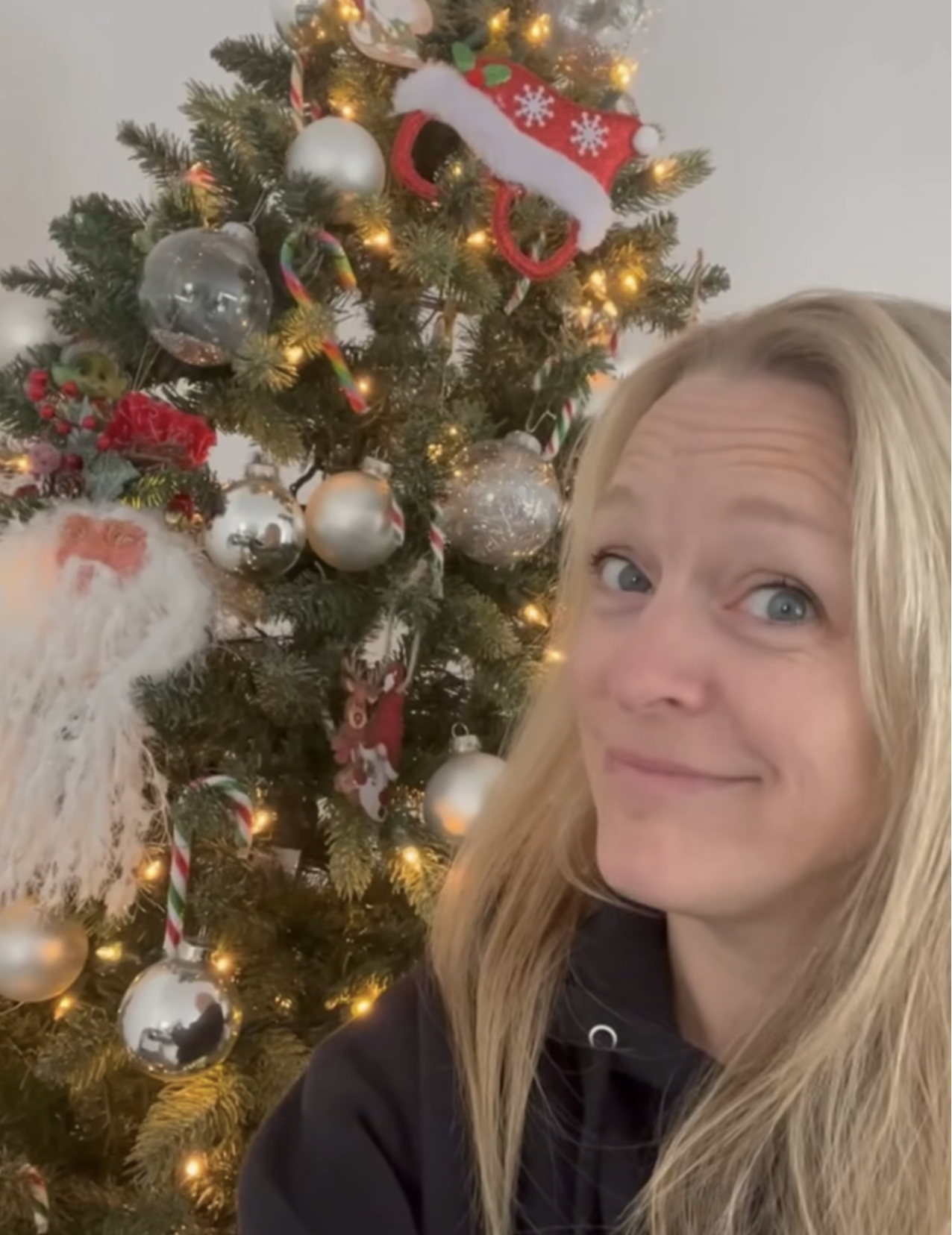 Annie Villeneuve montre ses décorations de Noël, et le décor est incroyable ! 2 Annie Villeneuve montre ses décorations de Noël, et le décor est incroyable ! Capture decran le 2025 11 25 a 13.02.39 Annie Villeneuve montre ses décorations de Noël, et le décor est incroyable !