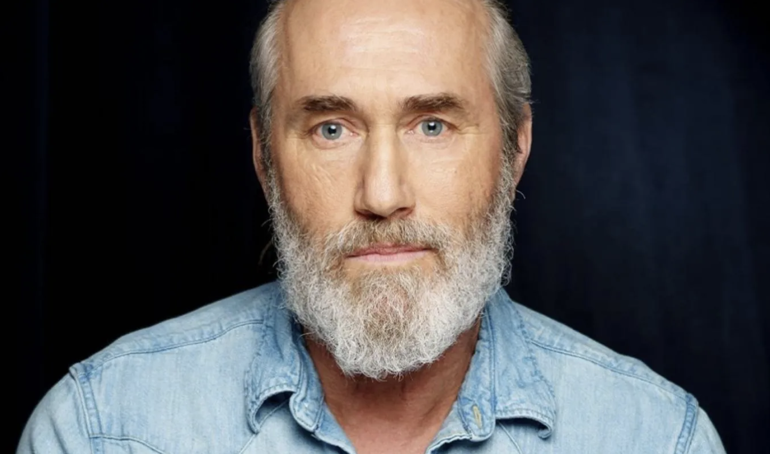 « J’ai dû choisir entre l’alcool et ma vie » – Roy Dupuis brise le silence sur ses démons 1 « J’ai dû choisir entre l’alcool et ma vie » – Roy Dupuis brise le silence sur ses démons Capture decran le 2025 11 29 a 16.31.28 « J’ai dû choisir entre l’alcool et ma vie » – Roy Dupuis brise le silence sur ses démons