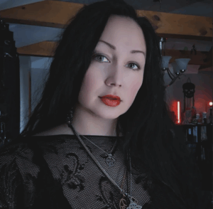 Capture decran le 2025 11 29 a 22.36.39 Elizabeth Blouin-Brathwaite métamorphosée en envoûtante sorcière des neiges