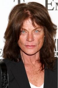 Capture decran 1 11 2025 0040 www.astucesantemag.com Meg Foster, l’actrice au regard de glace, réapparaît à 76 ans : méconnaissable mais toujours aussi fascinante**