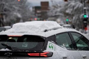 Prendre le volant d’un “igloo mobile” pourrait vous coûter cher cet hiver 4 Prendre le volant d’un “igloo mobile” pourrait vous coûter cher cet hiver Capture decran 11 11 2025 175059 www.journaldequebec.com Prendre le volant d’un “igloo mobile” pourrait vous coûter cher cet hiver
