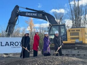 Capture decran 13 11 2025 01656 m1.quebecormedia.com Agrandissement du Collège des Compagnons : Geneviève Guilbault accusée de désinformation